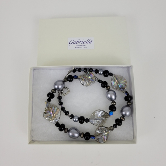 Chic Silver and Black Leaf Necklace - Picture 7 of 7